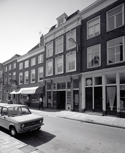 71697 Gezicht op de voorgevels van de huizen Twijnstraat 9-13 te Utrecht, uit het noordoosten.